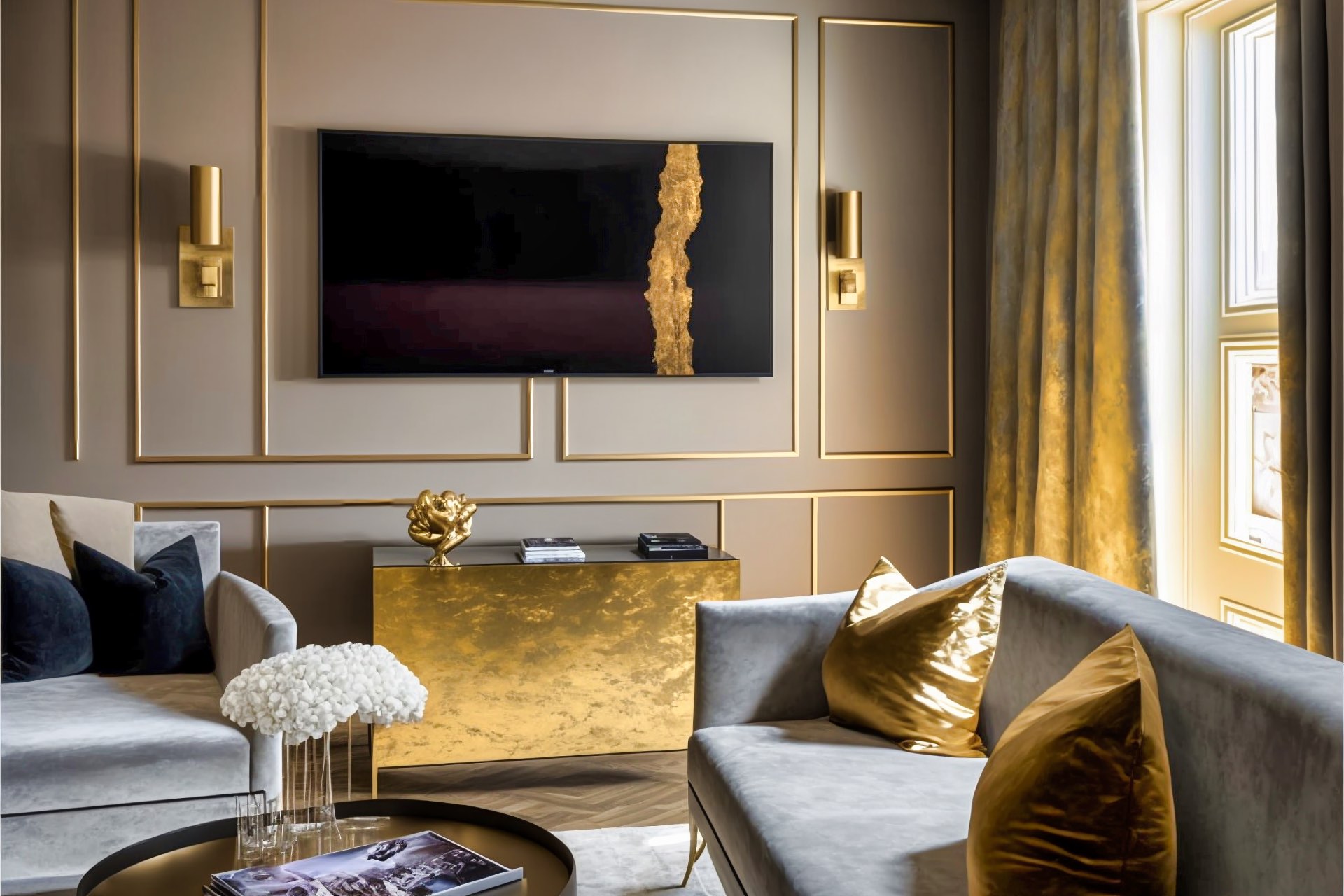 Verträumtes Duo-Wohnzimmer Eine Warme Goldfarbene Wand
