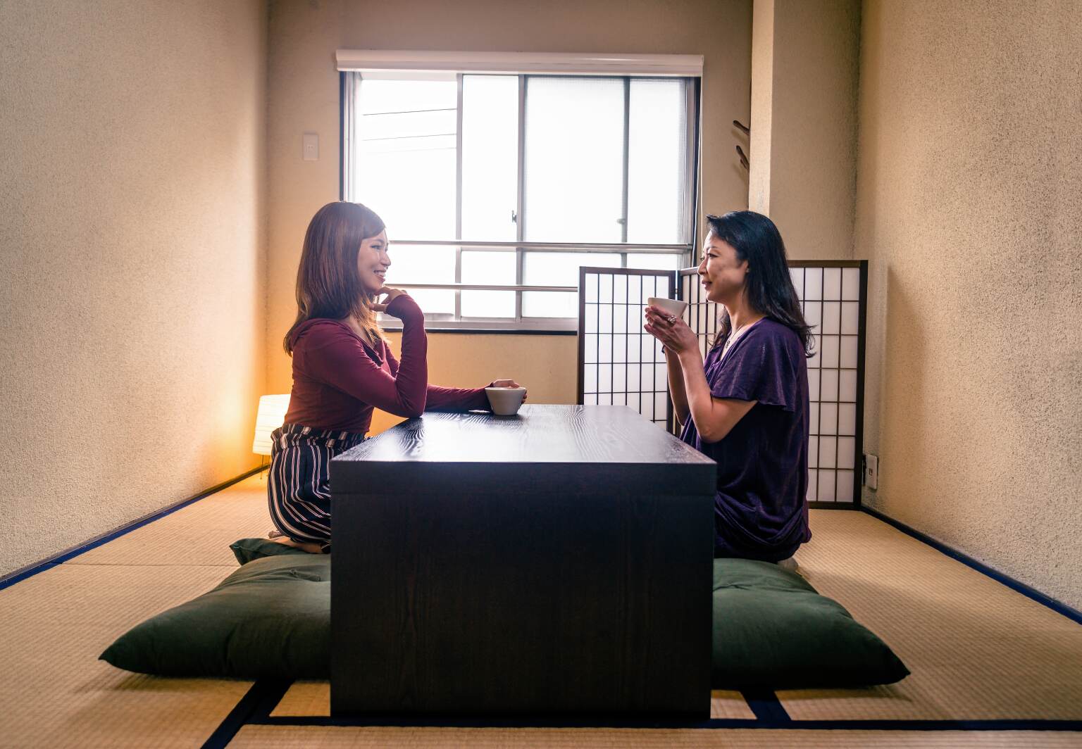Japanische Mutter Und Tochter In Einer Traditionellen Wohnung