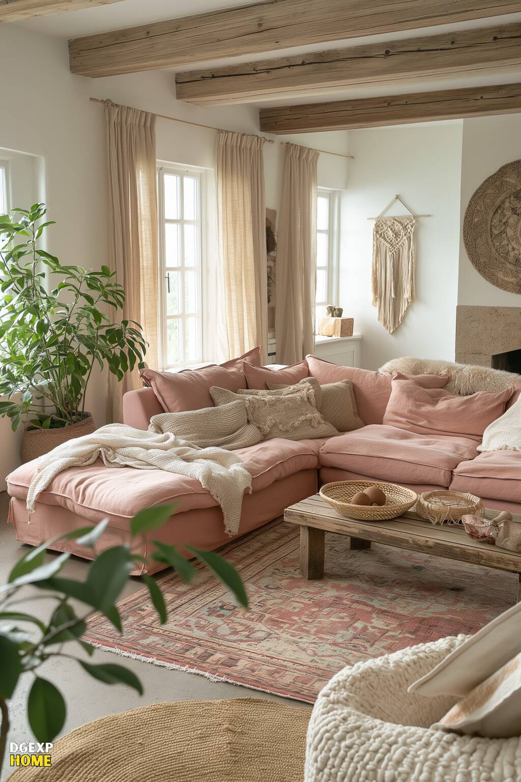 Staubrotes Boho-Wohnzimmer mit weichem Sektionssofa, salbeigrünen Vorhängen, rustikalem Holztisch und gewebten Dekorationen