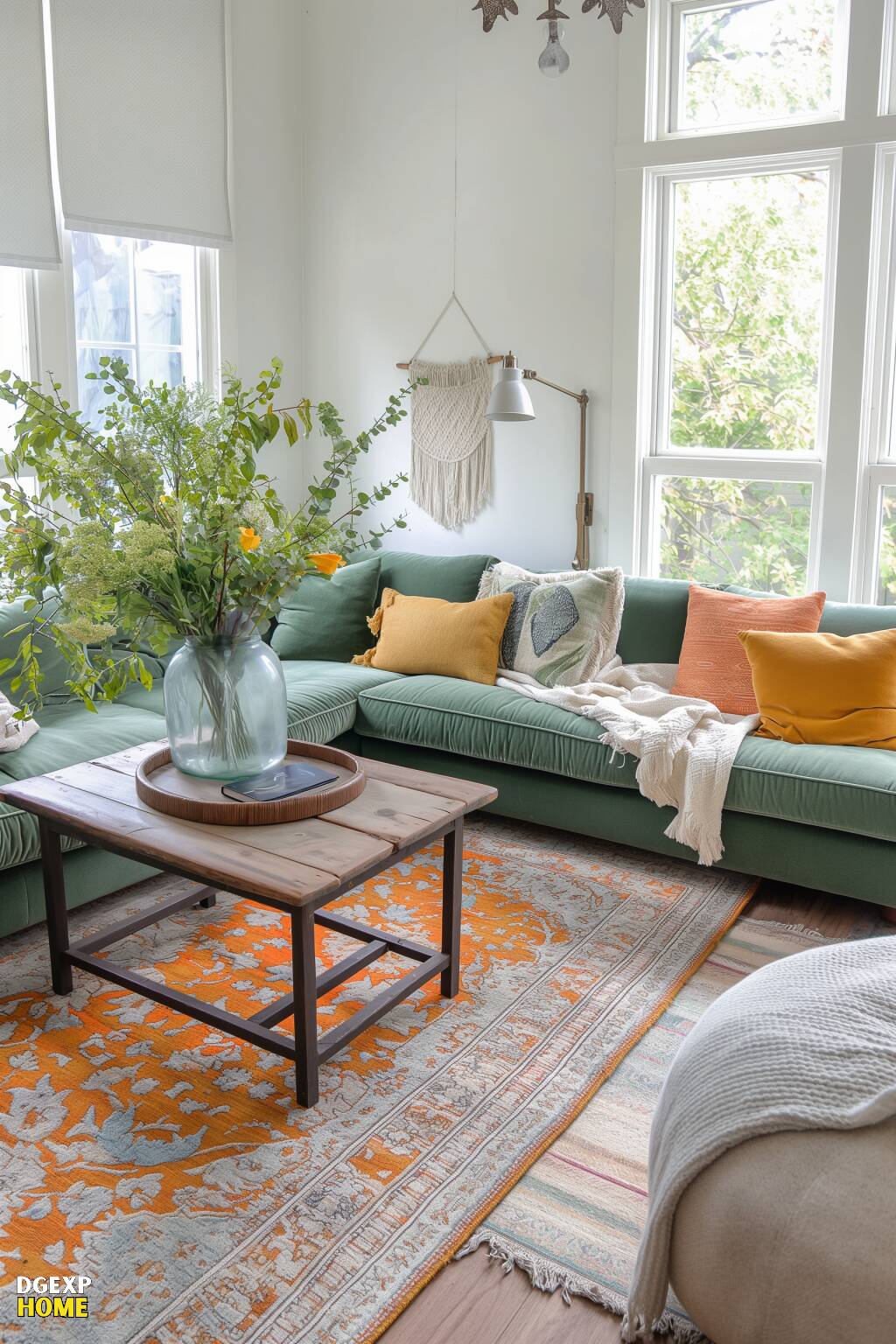 Boho-Wohnzimmer mit salbeigrünen Wänden, senfgelben Akzenten, eklektischen Textilien und einem Hauch von lebendigem Grün