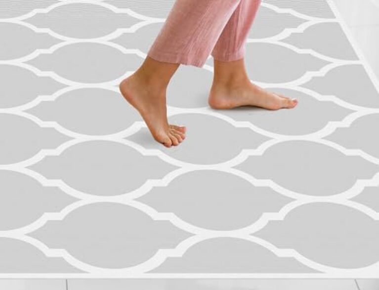 Grey Vinyl Quatrefoil Rug, 66x180 cm