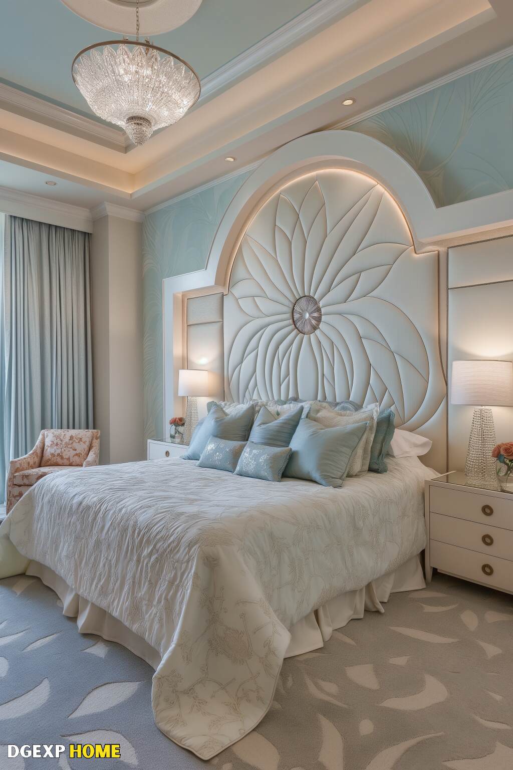Modernes Jugendstil-Schlafzimmer mit floralen Motiven und Pastelltönen Elegantes, modernes Jugendstil-Schlafzimmer mit floralen Motiven, Pastelltönen und luxuriösem Dekor, mit einem skulpturalen Kopfteil und einem funkelnden Kronleuchter.